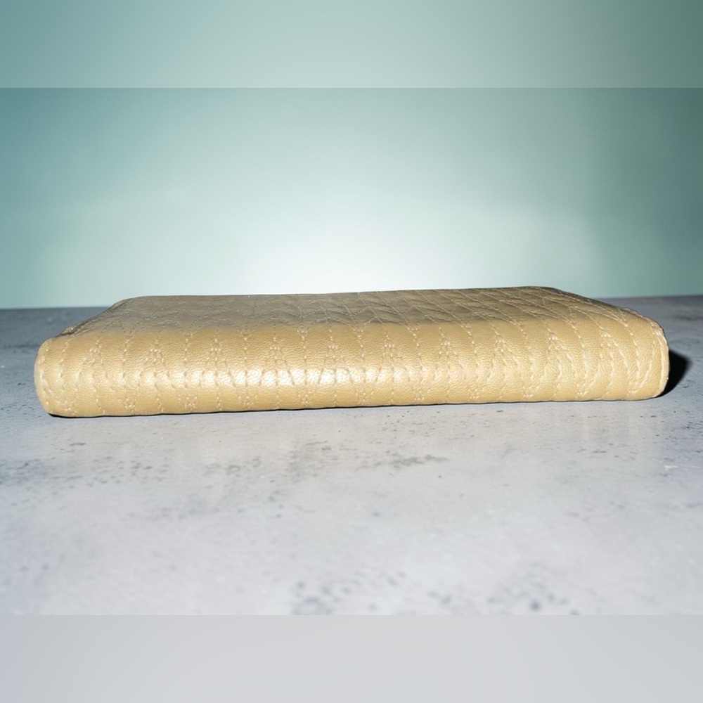 Badgley Mischka Quilted Zip Around Wallet Gold Champagne Logo Wallet - EUC ✨ - Picture 10 of 10